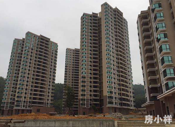 小產(chǎn)權房沒有房產(chǎn)證，那么購買小產(chǎn)權房合法嗎？