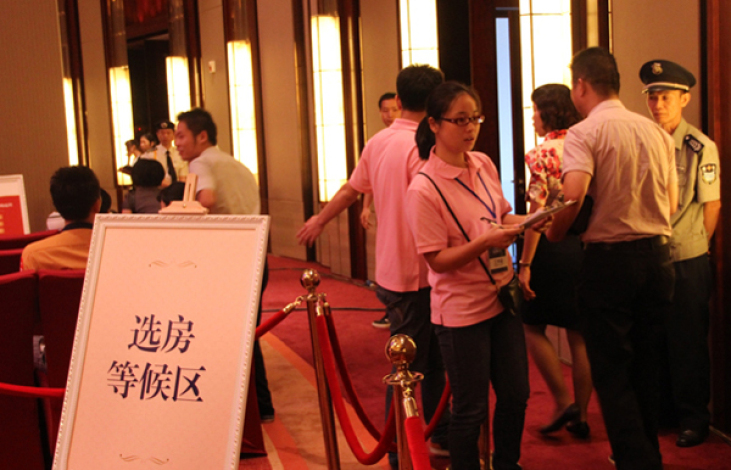 在青石街片區(qū)安置房的選房確認(rèn)現(xiàn)場