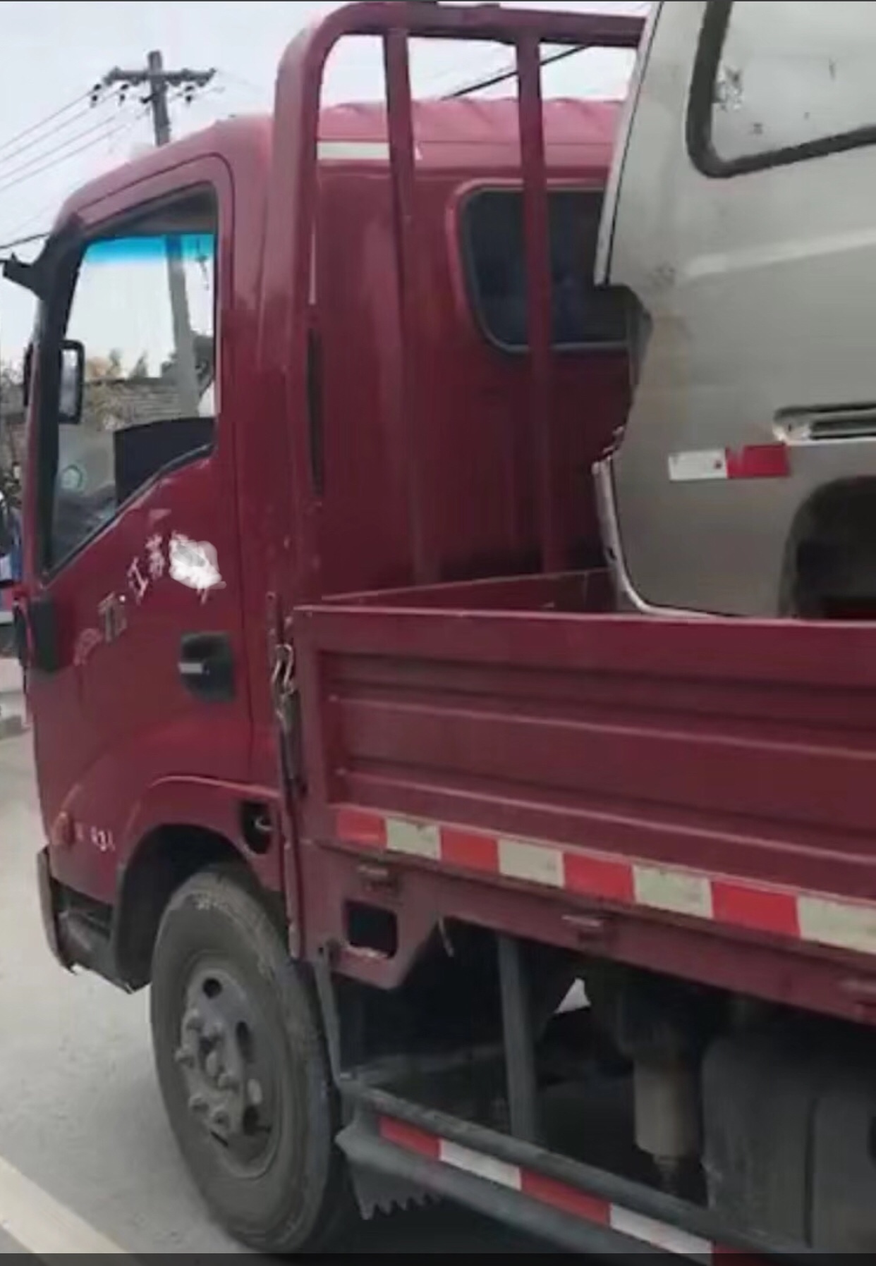 當(dāng)?shù)嘏沙鏊尦鍪驹诒敬鍍商幏孔?></img></p>
<p><strong>有序推進老舊小區(qū)和棚戶區(qū)改造</strong></p>
<p>1、煙臺市生態(tài)環(huán)境局萊州分局、市交警大隊、市廉租房小城鎮(zhèn)規(guī)劃局、市綜合性行政執(zhí)法局）。</p>
<p>2、以以點，以（增強公共服務(wù)項目、提高校園文化自然環(huán)境）為主要參考資料，逐步強化衛(wèi)星城綜合性服務(wù)項目機能，為街坊外國游客提供更多愈加全面和優(yōu)質(zhì)的優(yōu)質(zhì)服務(wù)。</p>
<p>3、有序大力推進老舊居民小區(qū)和棚戶區(qū)擴建。三年內(nèi)改擴建老舊住宅小區(qū)1.8萬戶、179萬平方米，系統(tǒng)升級給水、管網(wǎng)、電力、供氣、數(shù)據(jù)通信、水電等基礎(chǔ)建設(shè)，積極支持完全符合前提的老舊建筑風(fēng)格裝上扶梯，大幅提升建筑群選用基本功能和人居發(fā)展水平。</p>
<p>4、棚戶區(qū)擴建，對主城區(qū)內(nèi)8個工程項目開展改建，動工規(guī)劃1015套回遷房，回遷房征用覆蓋面積18.85萬平方米。</p>
<p>5、大力推進制定游泳池技術(shù)標(biāo)準(zhǔn)、制度化建設(shè)工程擴建，使街坊游人洗澡更方便、舒適。</p>
<p>6、在衛(wèi)星城主干道兩側(cè)、森林公園增大消閑方向盤、電池交通設(shè)施等大城市紅木家具，迎合民眾外國游客出游、夜游須要。</p>
<p><strong>比如<a href=