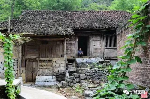 在外掙了錢(qián)的村民陸續(xù)回村里重建老宅