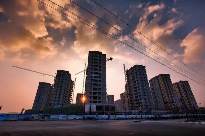 圖為二道區(qū)某回遷小區(qū)居民樓外墻