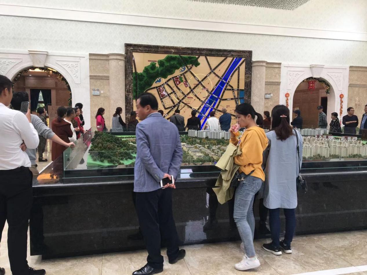 但項(xiàng)目直到正式開(kāi)盤才開(kāi)始布置廣告牌