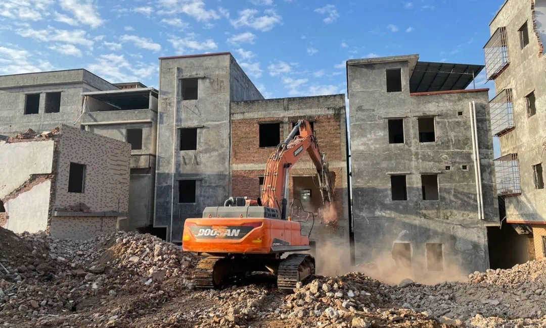 鎮(zhèn)龍村西區(qū)早已開(kāi)拆