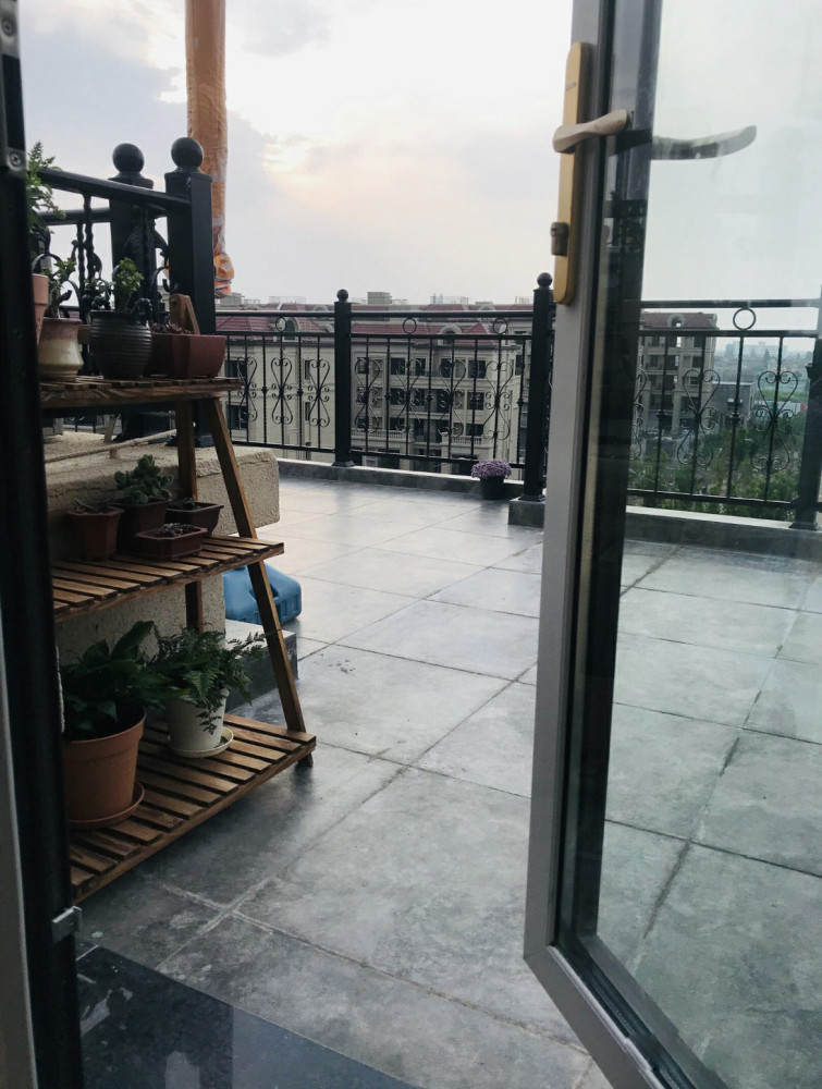 所以每個戶型都設計了足夠?qū)挸ǖ年柵_