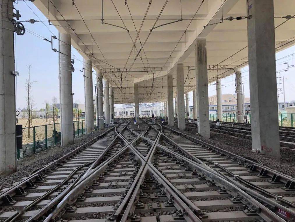 番禺廣場(chǎng)站位于清河?xùn)|路南側(cè)的番禺廣場(chǎng)