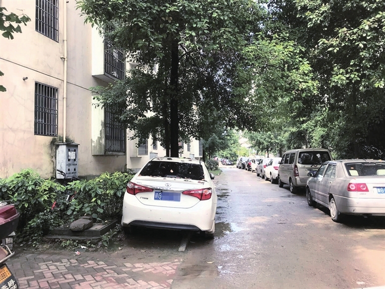 老舊小區(qū)改造時(shí)已在小區(qū)設(shè)置了兩個(gè)停車(chē)棚