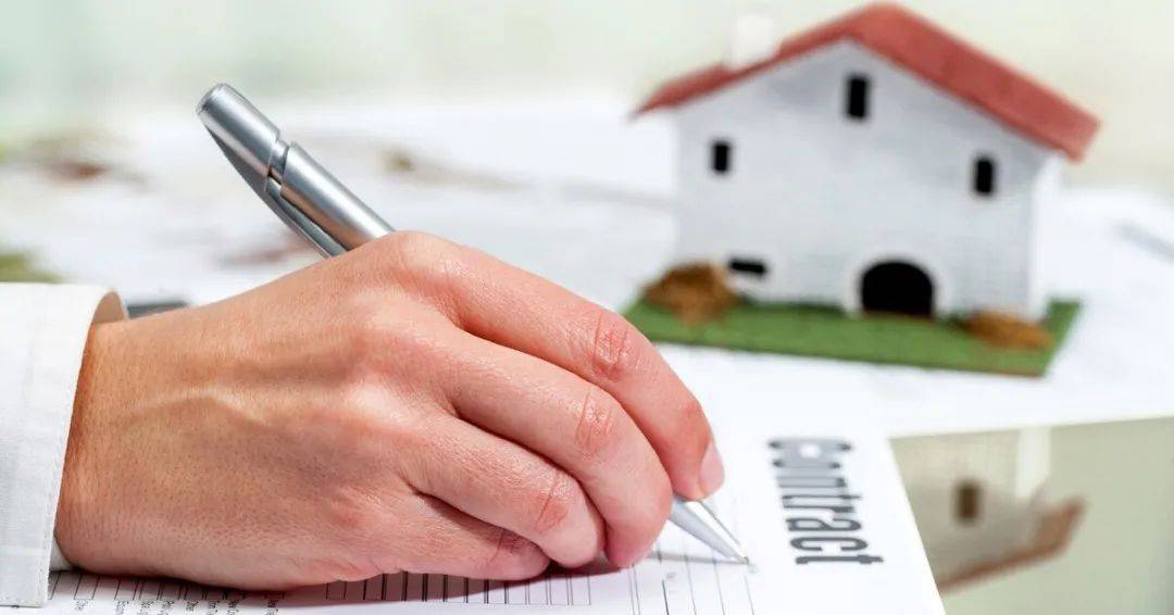 分房工作領(lǐng)導(dǎo)小組在現(xiàn)場設(shè)立了法律咨詢點(diǎn)