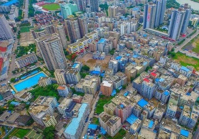 根據(jù)官方最初公示的?？谄虏?></img></p>
<p><strong>袁姓是雙山村里的大姓</strong></p>
<p>1、昨天是雙山村老村干部的“大日子”，近484戶騰退市民起陸陸續(xù)續(xù)領(lǐng)回盼已久的回遷房鎖匙。</p>
<p>2、雙山村歷經(jīng)3年的動(dòng)遷擴(kuò)建，河村現(xiàn)址上9棟一幢一座座。</p>
<p>3、按之前抓鬮分房答案，1065套商品房鎖匙曾多次發(fā)至房仆人手中。</p>
<p>4、穆祖輩輩住石料瓦房的老居民平均值每戶可分至2套商品房，許多人領(lǐng)取門(mén)鎖便起籌劃粉刷，努力爭(zhēng)取今年春節(jié)就能在新家過(guò)。</p>
<p>5、世代“趴趴屋”今住新高樓。清晨8點(diǎn)多姚，雙山回遷房居民小區(qū)門(mén)外排滿打算留鎖匙的回遷住戶。</p>
<p>6、“我們次男祖輩輩住在雙山村，住了這么多年的趴趴屋，今天好不容易可住新高樓了。</p>
<p>7、”在村里住了60多年的袁大爺留意到本報(bào)記者，袁姓是雙山村里的復(fù)姓，村里多數(shù)姓袁的村民都是明末清初的時(shí)侯從河西村遷去，現(xiàn)在的村民大體上都是那時(shí)生存進(jìn)去的 “坐地戶”。</p>
<p><strong>村證房是<a href=