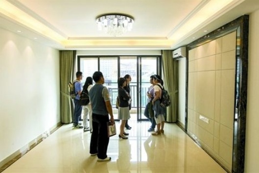 當年拆遷安置在萬達旁邊的御景新苑小區(qū)